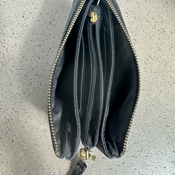 Black vegan wristlet - Picture 4 of 5